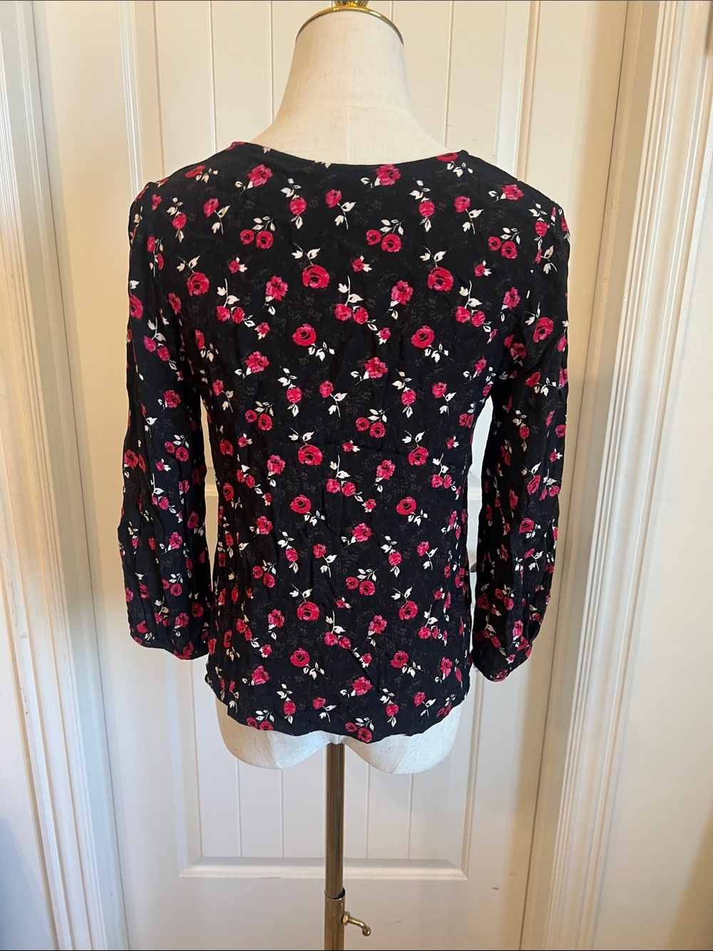 Forever 21 Women's Black Floral Lace-Up V-Neck Top - Picture 3 of 4